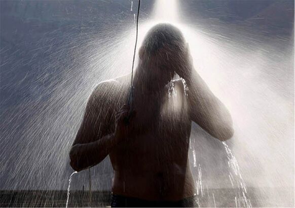 Si un hombre se siente cansado, necesita tomar una ducha contrastante. 