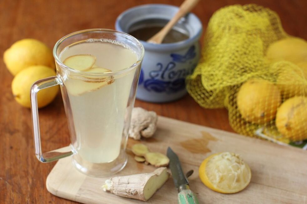 Limonada de jengibre con miel y jugo de limón